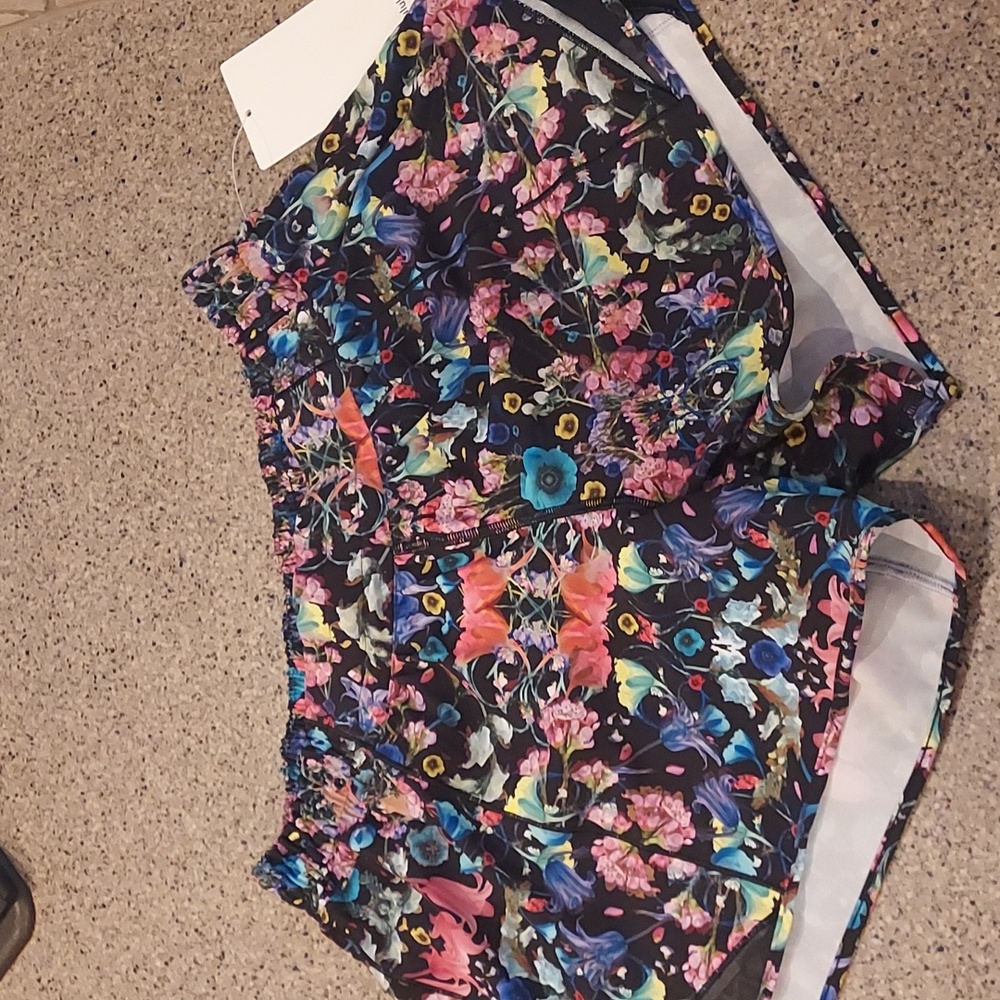 Lululemon NWT hotty hot shorts, sz 10